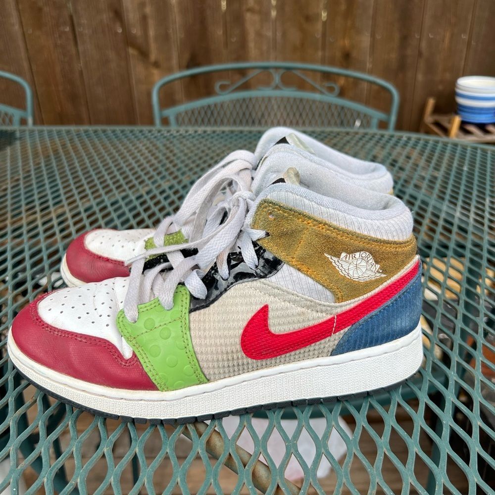 Nike Boys Kids Sneakers in Red, Green, and Gold 5Y - Picture 6 of 14